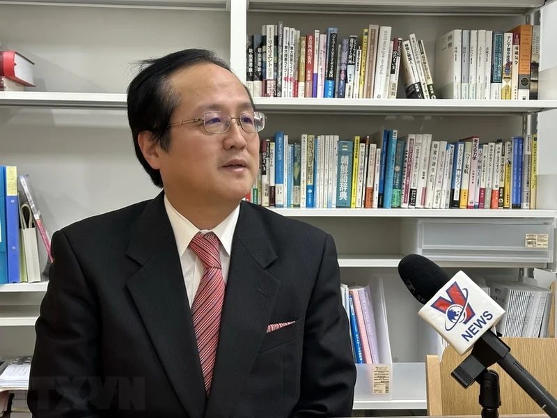 东京大学社会语言学教授岩月纯一教授。