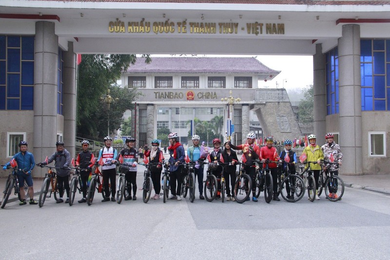 “一个行程-两个国家”自行车之旅在河江省清水-云南省天保国际口岸举行。（图片来源：vietnamtourism.gov.vn）
