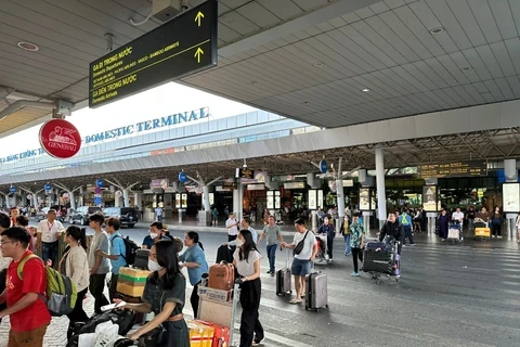胡志明市新山一国际机场迎来大量游客。（图片来源：越通社）