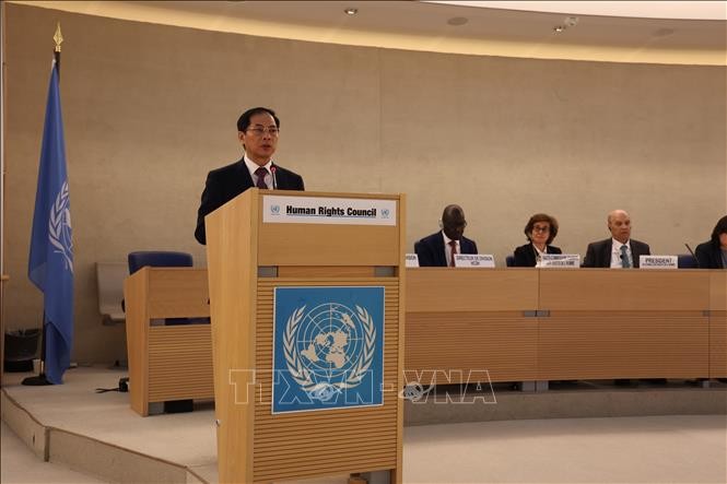 越南外交部长裴青山在联合国人权理事会第55届会议高级别会议上发表讲话。（图片来源：越通社）