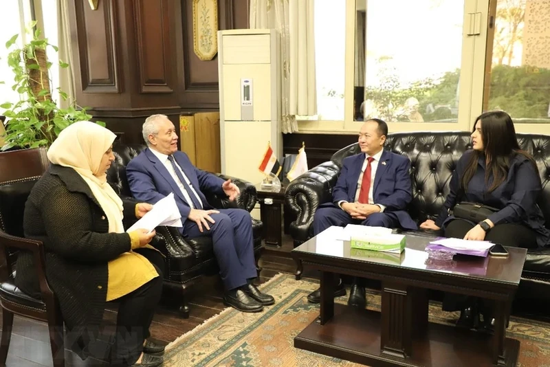 阮辉勇大使同埃及卢克索省领导举行工作会谈。（图片来源：越通社）