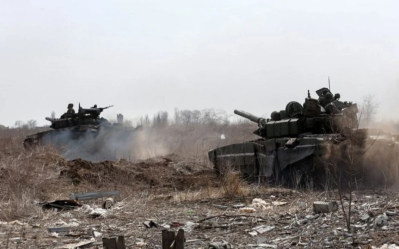 2022年3月20日，俄罗斯军队的坦克停泊在乌克兰南部港口城市马里乌波尔的郊区。 （图片来源：路透社）
