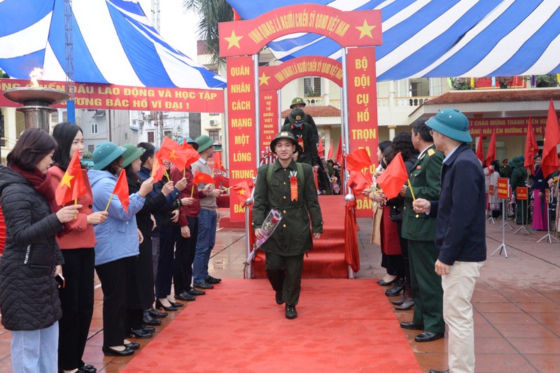 2024年新兵交接仪式在兴安省举行。（图片来源：hungyen.gov.vn）