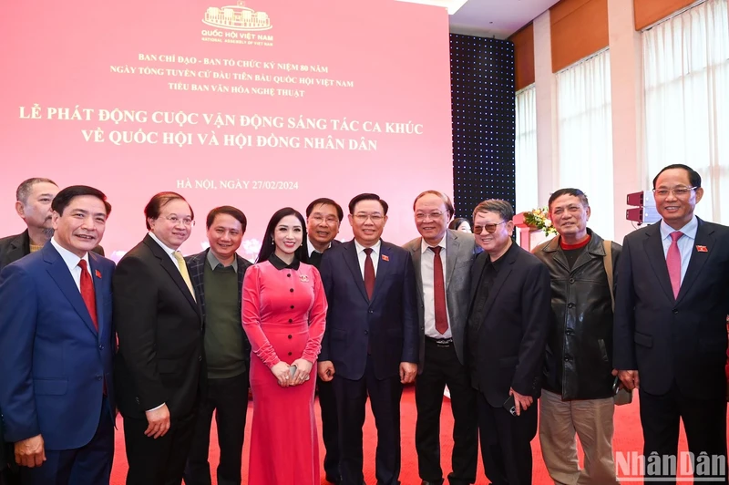 国会主席王廷惠和各位代表、歌手、艺术家合影。