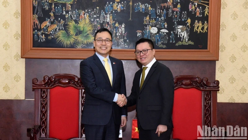 《人民报》社总编辑黎国明和韩国驻越南大使崔英三。