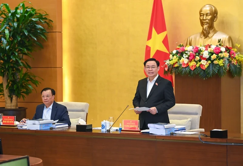国会主席王廷惠发表讲话。