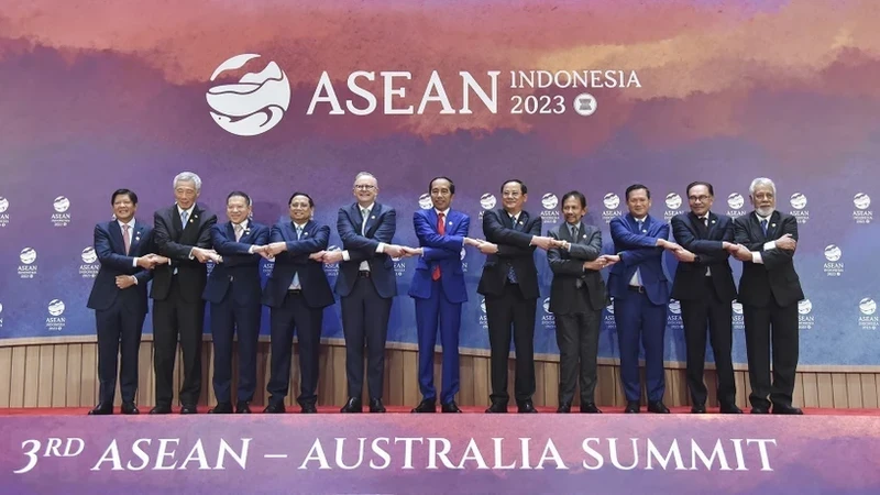 越南政府总理范明正和出席第三次东盟与澳大利亚领导人会议的各位代表合影。（图片来源：越通社）