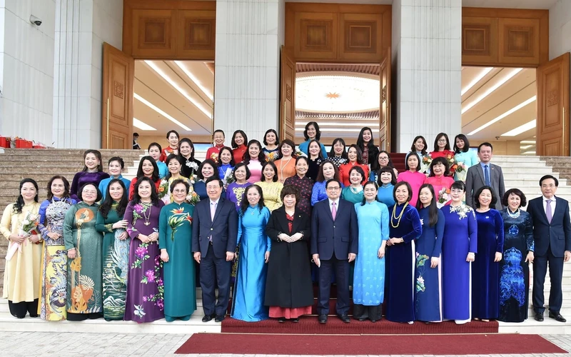 范明正总理和越南模范女性企业家。（图片来源：phunuvietnam.vn）