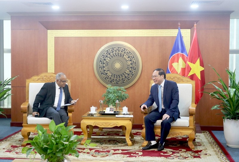 黎功成副部长会见亚洲开发银行驻越南首席代表尚塔努·查克拉博蒂（图片来源：qdnd.vn）