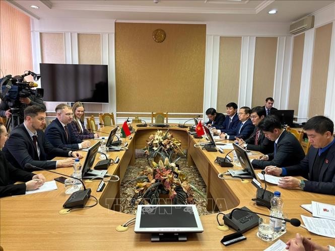 胡志明共青团中央高级代表团与白俄罗斯共青团中央举行座谈会。（图片来源：baotintuc.vn）