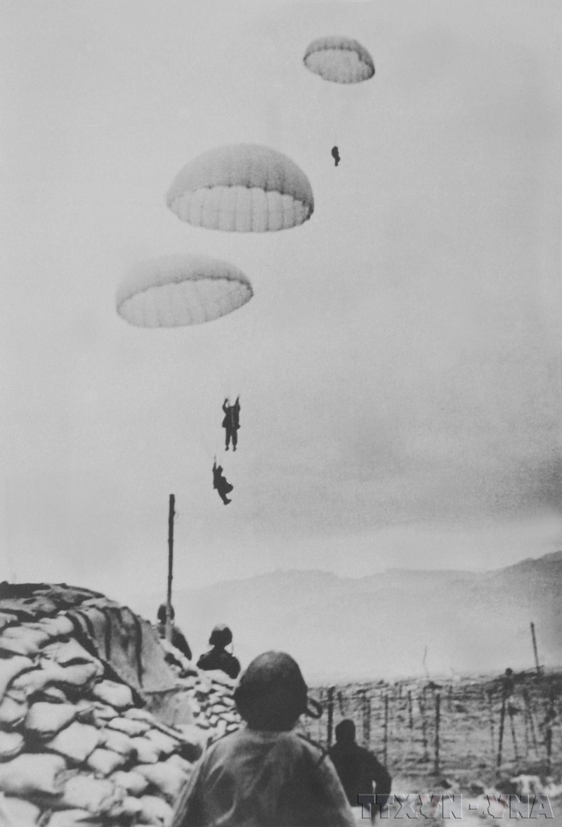 当持续56个昼夜的血腥奠边府战役拉开序幕，1954年3月23日法国士兵跳伞进入奠边府的场景。（图片来源：越通社）