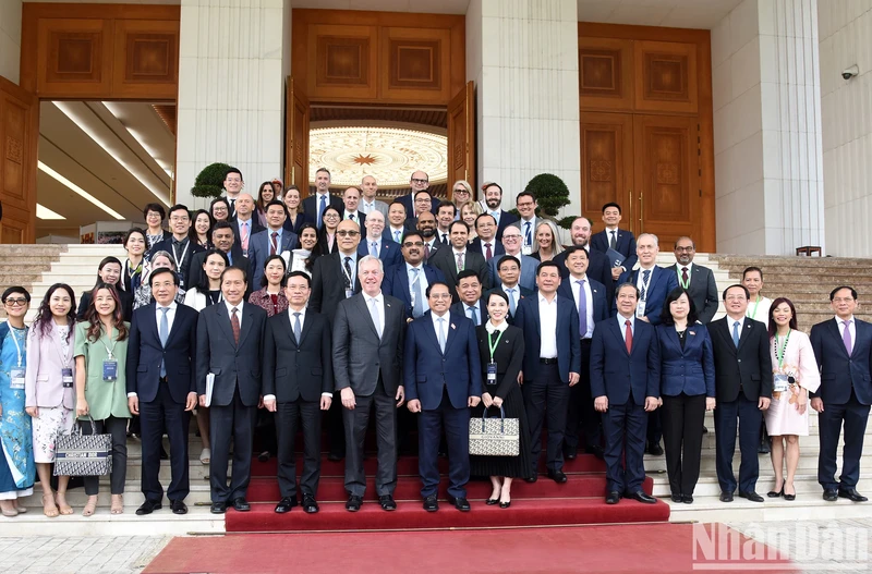 越南政府总理范明正和东盟-美国商务理事会代表团成员。