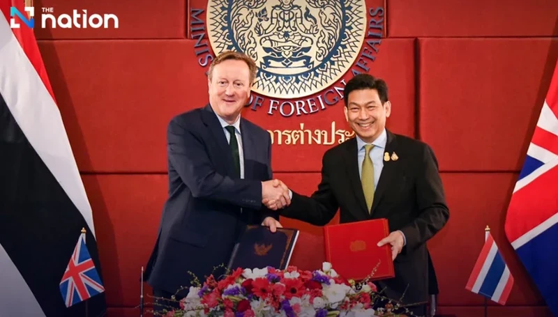 泰国副总理兼外交部长帕恩普里·巴希达·努卡拉同英国外交大臣戴维‧卡梅伦签署了泰英战略伙伴关系路线图。（图片来源：越通社）