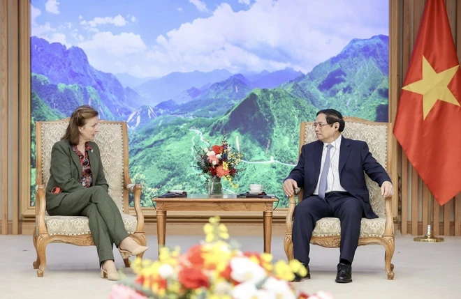越南政府总理会见阿根廷外交、国际贸易和宗教事务部长迪亚娜·埃莱娜·蒙迪诺。（图片来源：越通社）