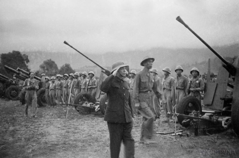 武元甲大将在战场上检阅参与奠边府战役的各单位。（图片来源：越通社）