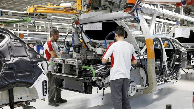 工人们在西班牙的一家工厂工作。（图片来源：reuters.com）