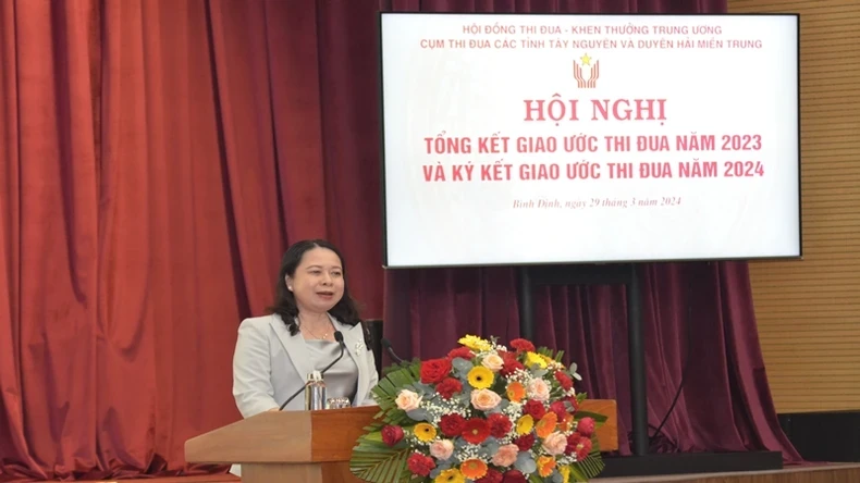 越南国家代主席武氏映春在会议上发表讲话。