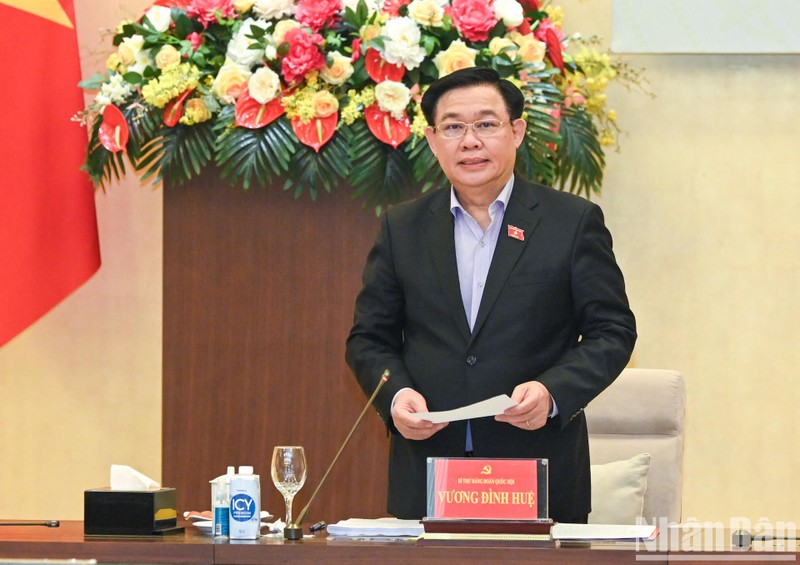国会主席王廷惠在会议上发表讲话。