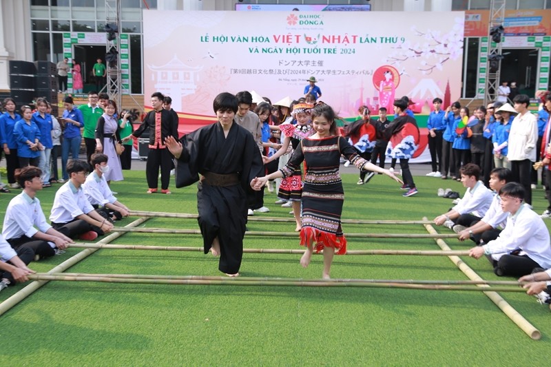 学生和当地人民参加活动。（图片来源：dangcongsan.vn）