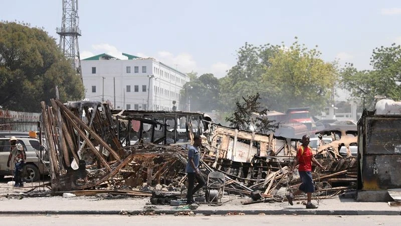 2024年3月25日，海地首都太子港发生大规模暴力事件，犯罪团伙烧毁多辆汽车。（图片来源：Reuters)）