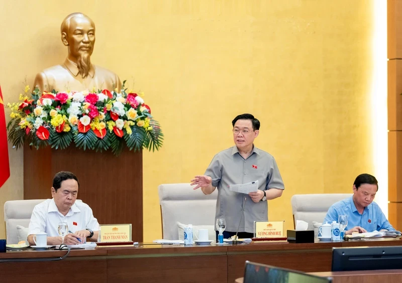 越南国会主席王廷惠主持会议。