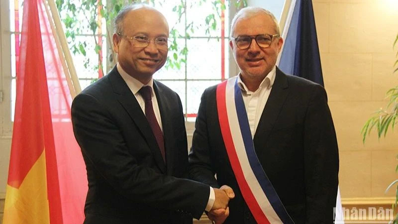 越南驻法国大使丁全胜和讷韦尔市市长德尼·蒂里罗。