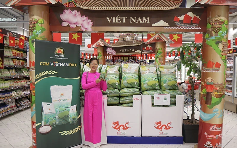 “越南米饭”品牌的大米产品已上架法国E.Leclerc超市和法国连锁超市家乐福。