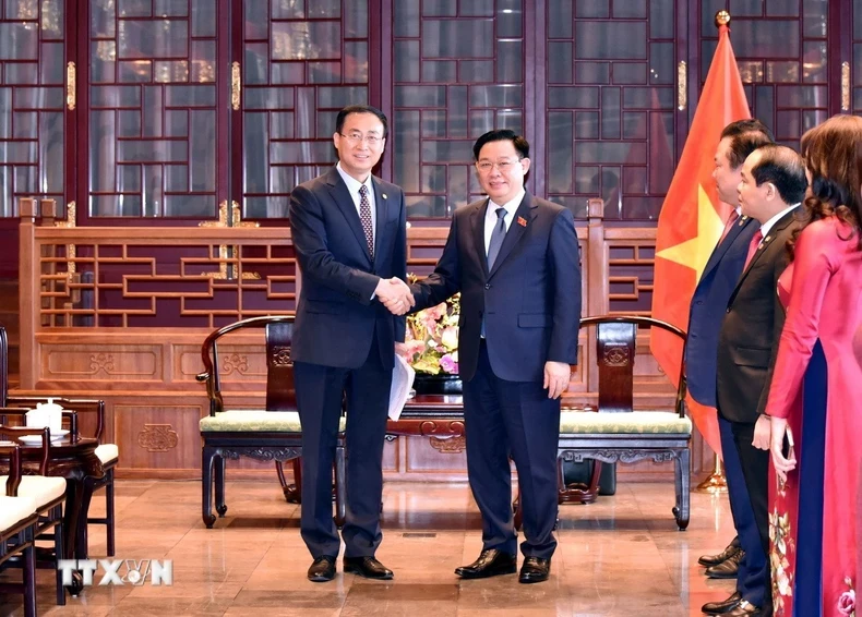 国会主席王廷惠会见吕泽翔先生。（图片来源：越通社）