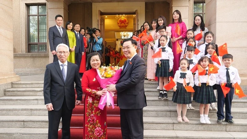 越南驻中国大使范星梅和夫人迎接国会主席王廷惠。