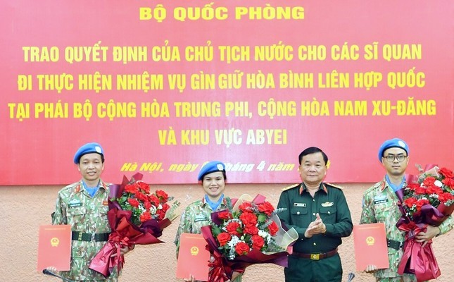 黄春战上将向3名军官授予决定书。（图片来源：tienphong.vn）