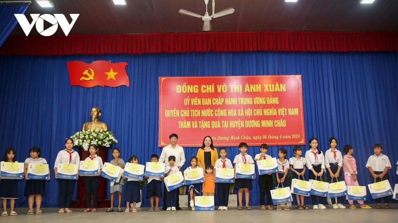 越南国家代主席武氏映春向西宁省杨明珠县贫困儿童赠送礼物。（图片来源：vov.vn）