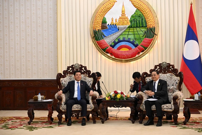 越南工贸部长阮鸿延会见老挝政府总理宋赛·西潘敦。（图片来源：congthuong.vn）