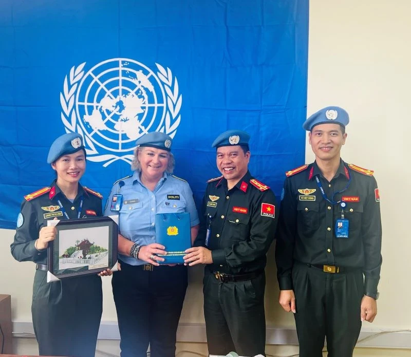 克里斯汀·福森女士向3名越南警官颁发奖状。