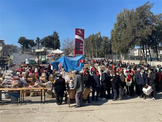 人们在土耳其哈塔伊领取救援物资。（图片来源：越通社）