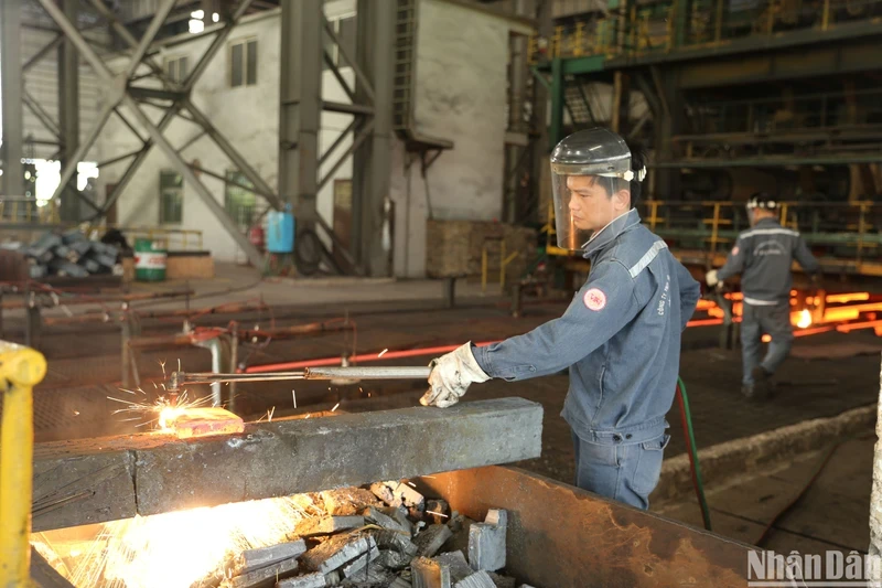 越中矿产与冶金有限责任公司的钢铁生产活动。