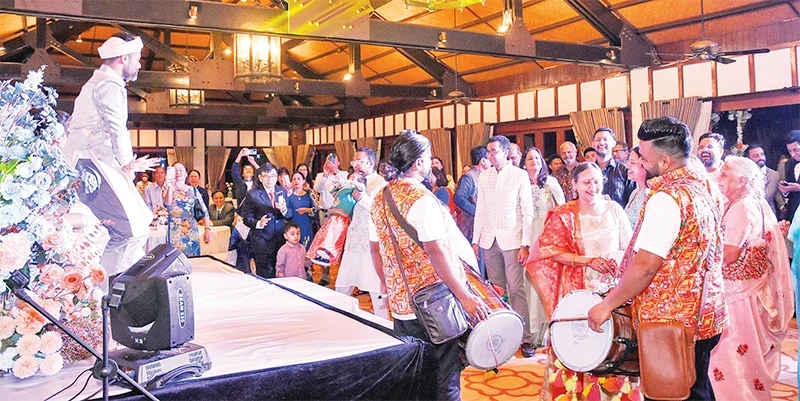 一对印度夫妇在岘港市富丽华度假村举办婚礼。