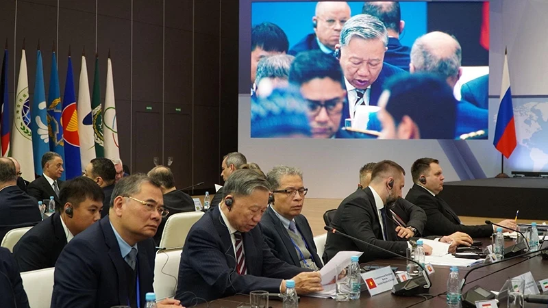 苏林部长出席会议。