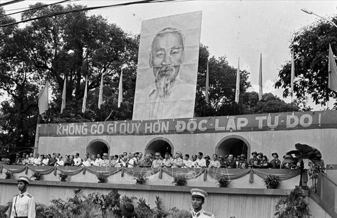 1975年5月15日，西贡-嘉定数百万市民涌向市军事管制委员会前的广场，参加胜利庆祝仪式。（图片来源：越通社）