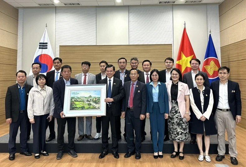 同奈省领导向越南驻韩国大使馆赠送纪念品。