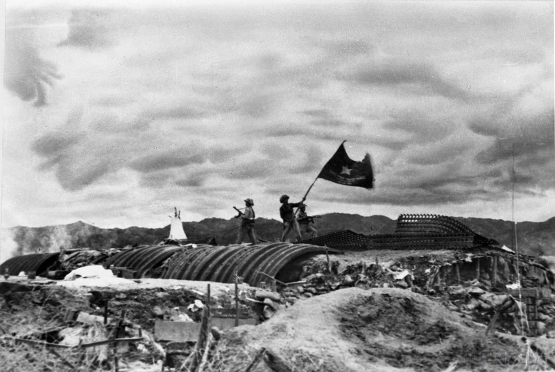 1954年5月7日，敌军在奠边府集团据点群全部被我军摧毁，越南人民军的“决战决胜”旗帜在德·卡斯特里斯地下隧道顶上迎风飘扬。 （图片来源：越通社）