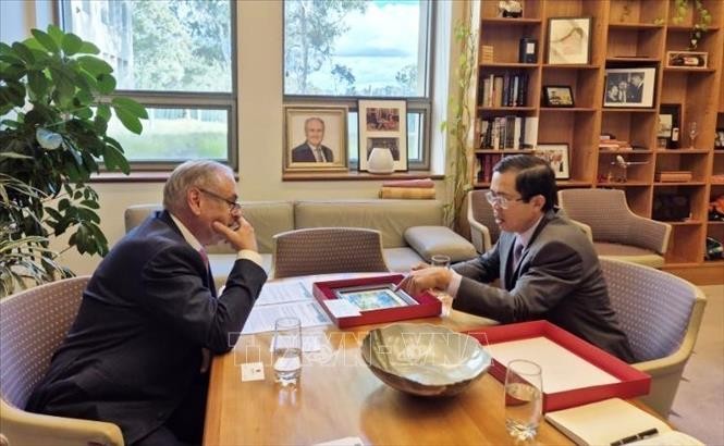 越南驻澳大利亚大使范雄心会见澳大利亚贸易和旅游部部长唐·长法瑞尔。（图片来源：越通社）