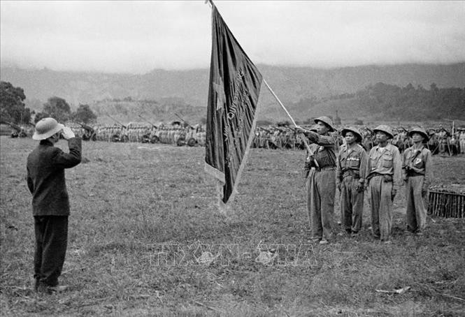 武元甲大将向各单位授予胡志明主席的“决战决胜”旗帜。（图片来源：越通社）