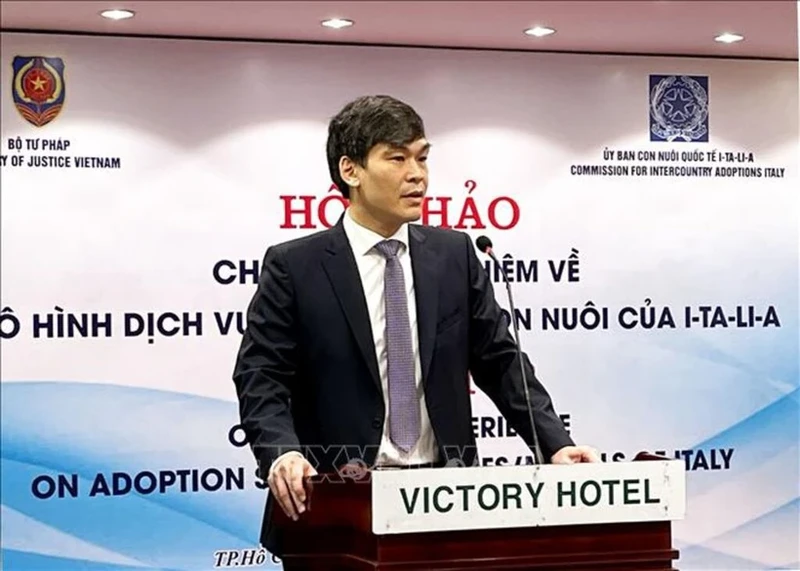 越南司法部儿童领养司司长邓陈英俊在研讨会上发言。（图片来源：越通社）