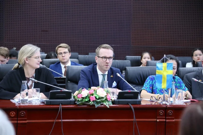 瑞典基础设施和住房部长安德烈亚斯・卡尔森同岘港市领导举行工作会议。（图片来源：越通社）