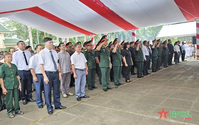 为21名越南志愿军和专家烈士举行追悼会和安葬仪式。（图片来源：qdnd.vn）