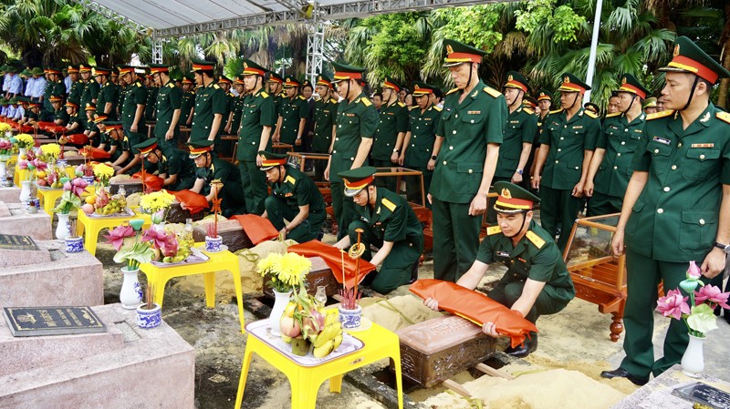 广平省为16名越南志愿军和专家烈士举行追悼会和安葬仪式。（图片来源：daibieunhandan.vn）