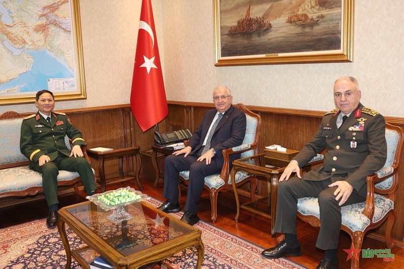 范长山中将会见土耳其军队总参谋长梅廷·古拉克和土耳其国防部长亚萨尔·古勒。（图片来源：人民军队报）