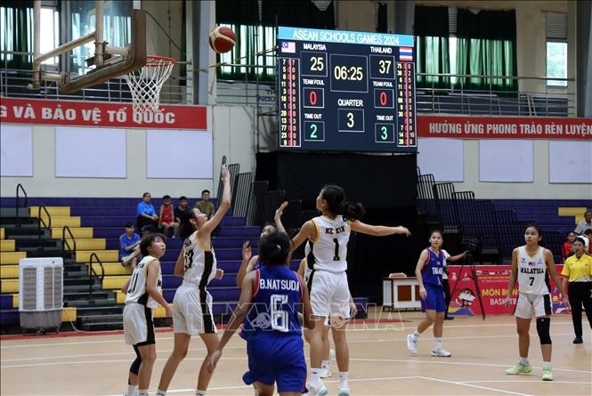 马来西亚女子篮球队对阵泰国女子篮球队。（图片来源：越通社）