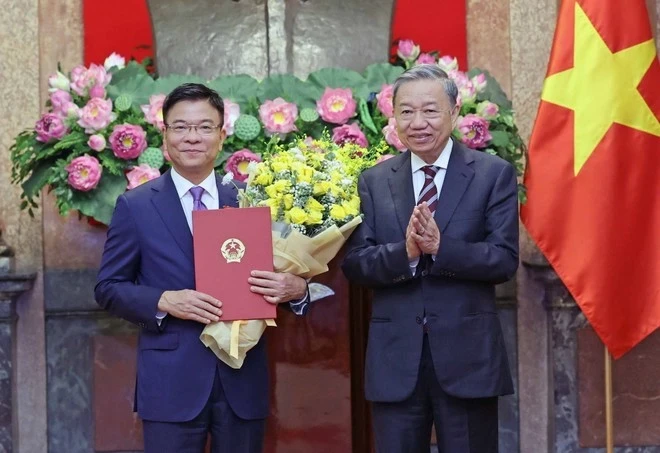 国家主席苏林向新任政府副总理黎成龙授予任命书。（图片来源：越通社）