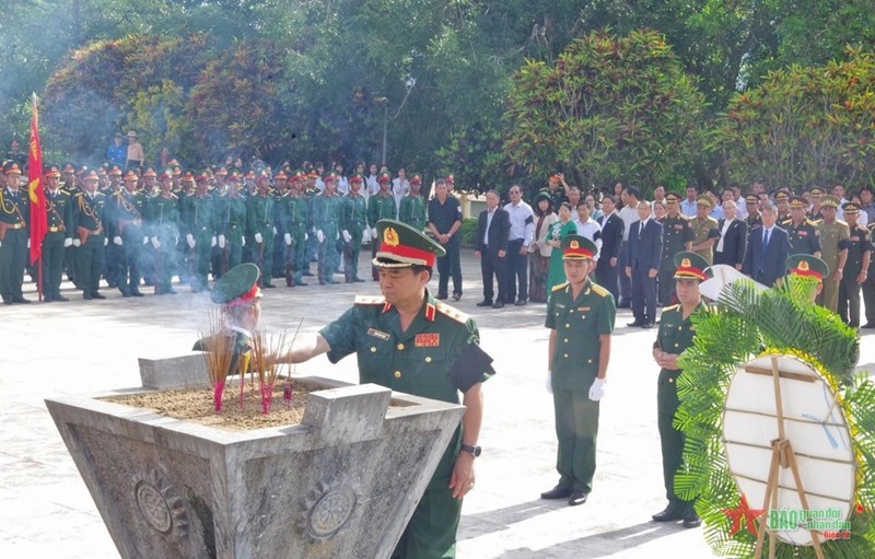 越南志愿军和专家烈士遗骸举行追悼会及安葬仪式。（图片来源：qdnd.vn）